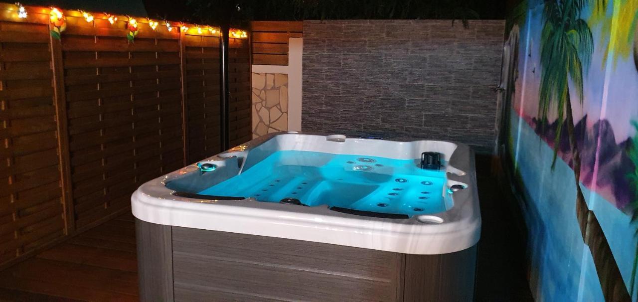 "Chez Claudia "Charmant Logement Avec Jacuzzi Privatif En Toute Intimite Sur Belle Terrasse Exterieure En Bois Et Piscine Courcelles Eksteriør bilde
