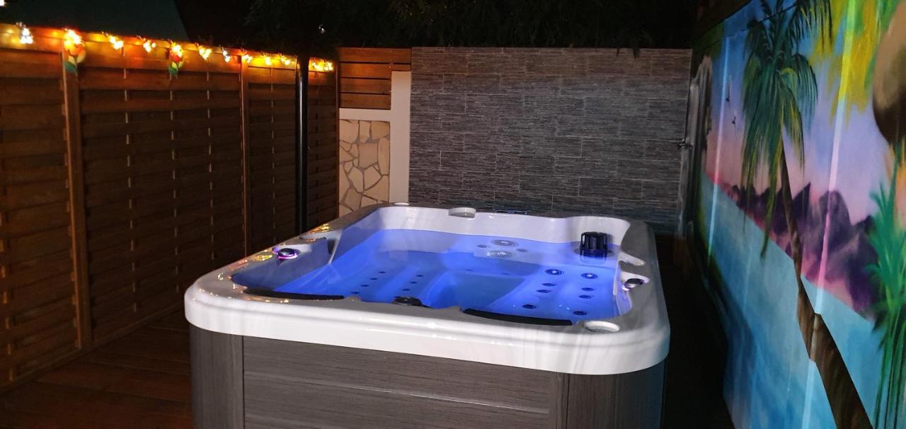 "Chez Claudia "Charmant Logement Avec Jacuzzi Privatif En Toute Intimite Sur Belle Terrasse Exterieure En Bois Et Piscine Courcelles Eksteriør bilde