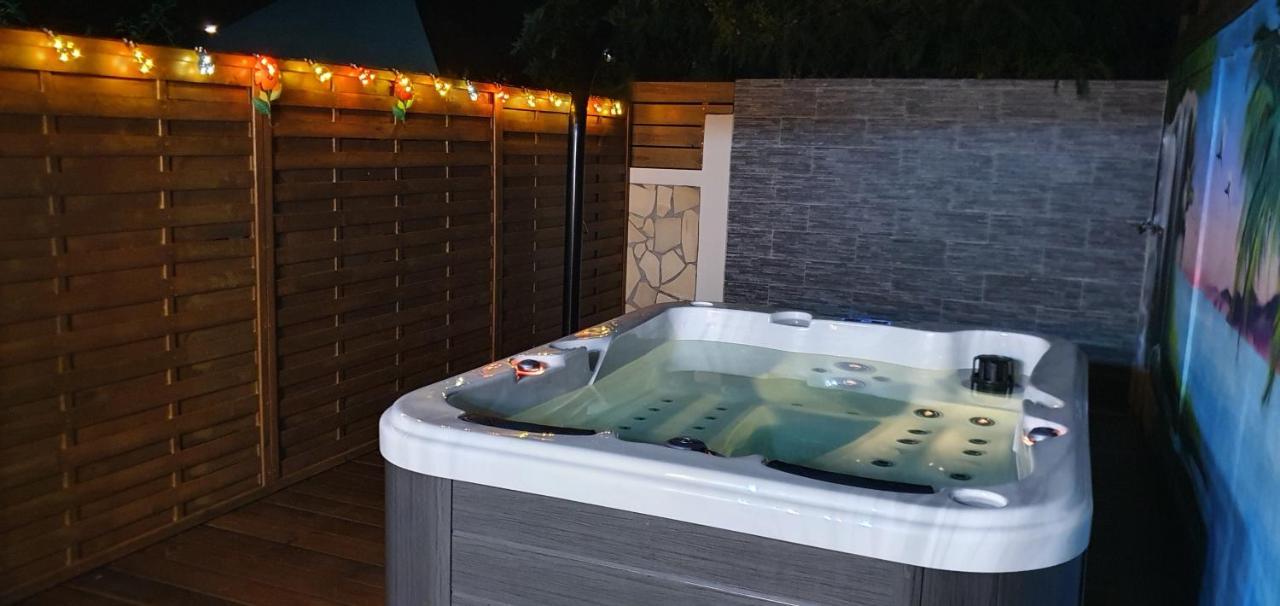 "Chez Claudia "Charmant Logement Avec Jacuzzi Privatif En Toute Intimite Sur Belle Terrasse Exterieure En Bois Et Piscine Courcelles Eksteriør bilde